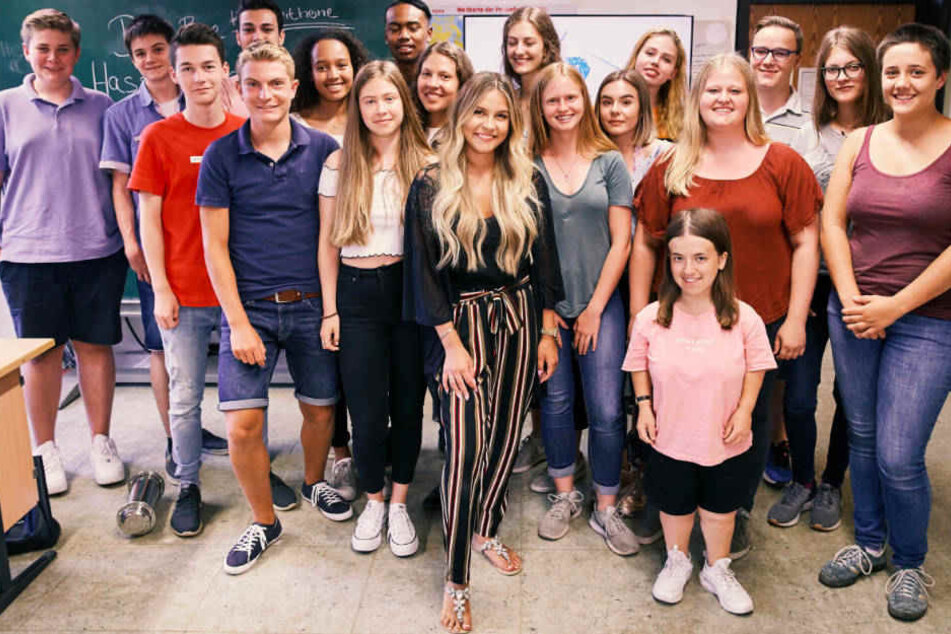 Vertretungslehrerin Dagi Bee mit ihrer Klasse.
