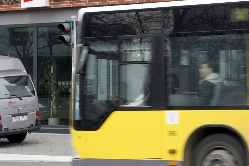 Auf einen Linienbus der BVG wurde in der Nacht zum Sonnabend mindestens zweimal geschossen.