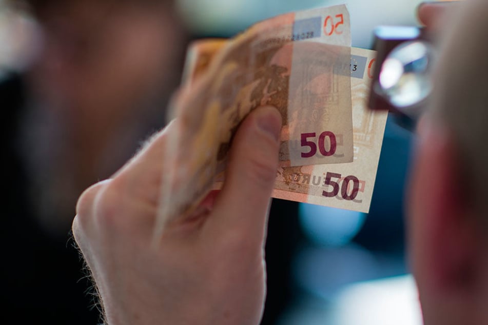 Viele Fälschungen sind mittlerweile so „gelungen“, dass nur noch Fachleute
Blüten von echtem Geld unterscheiden können.