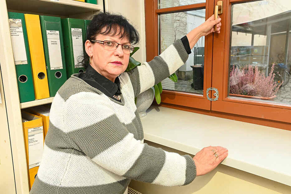 Projektleiterin Andrea Messerschmidt (58) zeigt, wo die Einbrecher in die Suppenküche einstiegen.