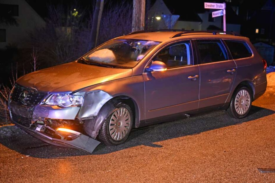 Der VW wurde an der Frontseite beschädigt.