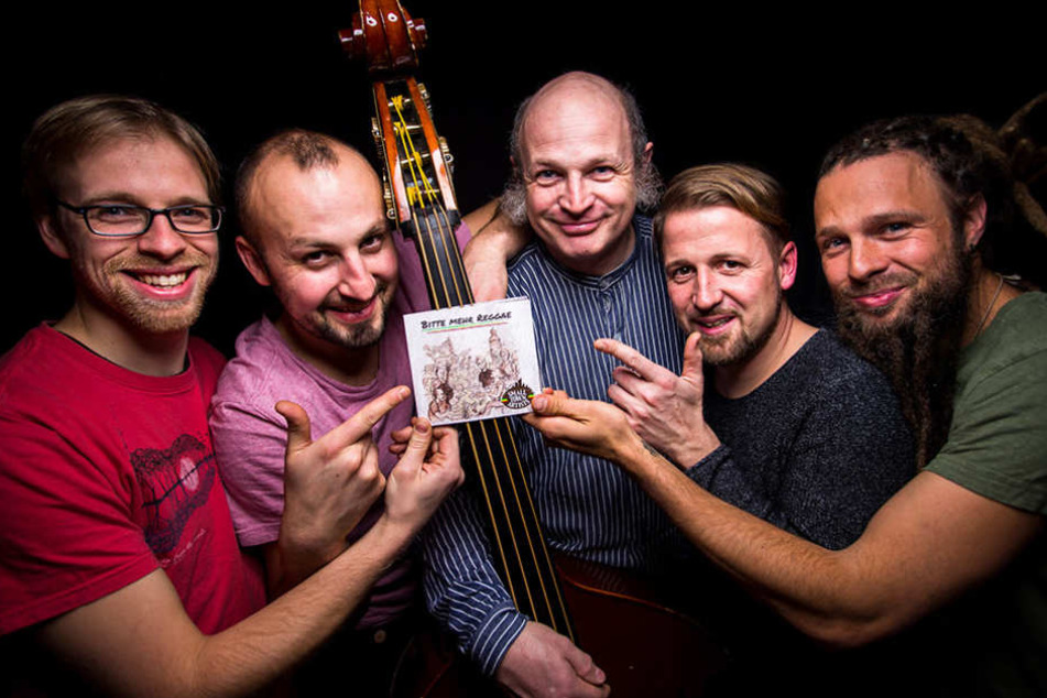 „Bitte mehr Reggae“: Bodo Martin (50, Mitte) mit Johannes Pfund (30), Tony Ramenda (31), Maurice Hüsni (33) und
Björn Stasch (31).