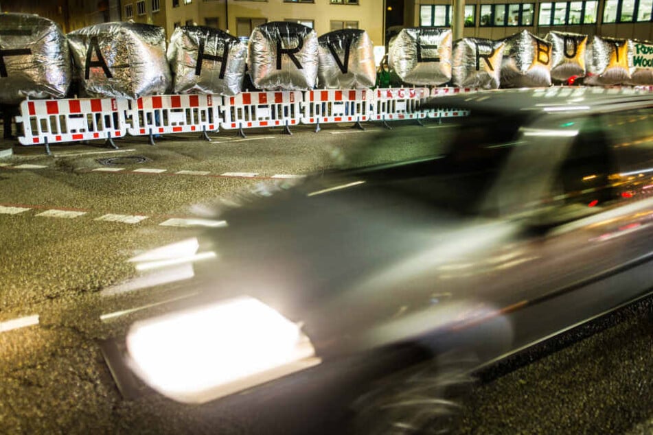 Mitglieder der Umwelt- und Naturschutzorganisation Robin Wood demonstrieren am 11.01.2018 an der B14 am Neckartor in Stuttgart mit großen Folienwürfeln mit dem Schriftzug "Fahrverbot" gegen die Feinstaubbelastung in der Stadt und fordern die Reduzierung d