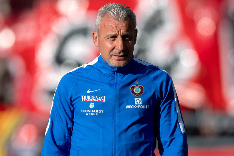 Wie versteinert musste Pavel Dotchev mit ansehen, wie sein Team im Elfer-Krimi ausschied.