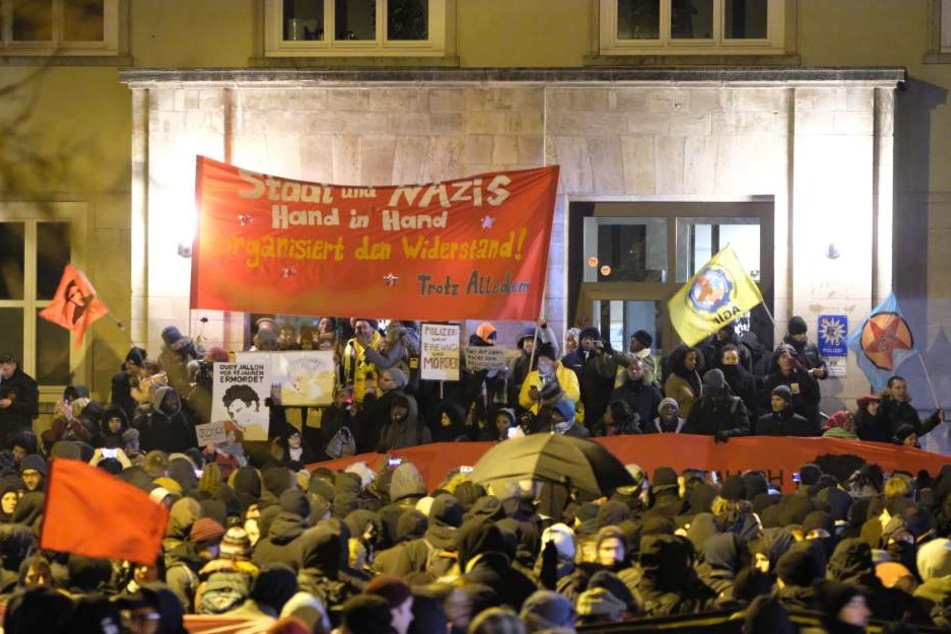 4000 Demonstranten erinnerten laut Veranstalter am Sonntag an den schrecklichen Flammentod von Oury Jalloh in Dessau (Sachsen-Anhalt).
