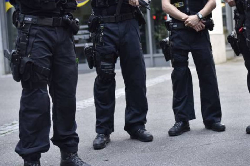 Der Mann kam mit ausgetreckten Messer auf einen Polizisten zu. Der drückte ab. (Symbolbid)