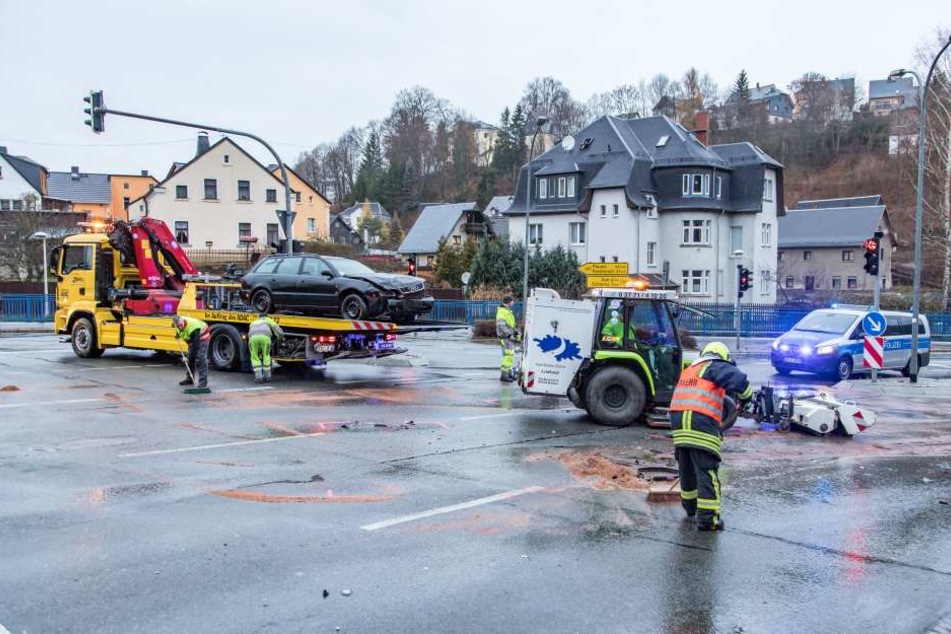 Die Kreuzung musste nach dem Unfall komplett gereinigt werden.
