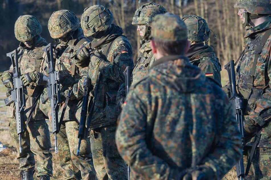 War es zu heiß? Mehrere Bundeswehrsoldaten brachen bei einem Fußmarsch zusammen. Einer verstarb 10 Tage später im Krankenhaus.