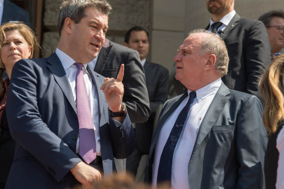 Markus Söder (l, CSU), Ministerpräsident von Bayern, unterhält sich während eines Empfangs in der bayerischen Staatskanzlei mit Uli Hoeneß (r), Präsident des FC Bayern München.