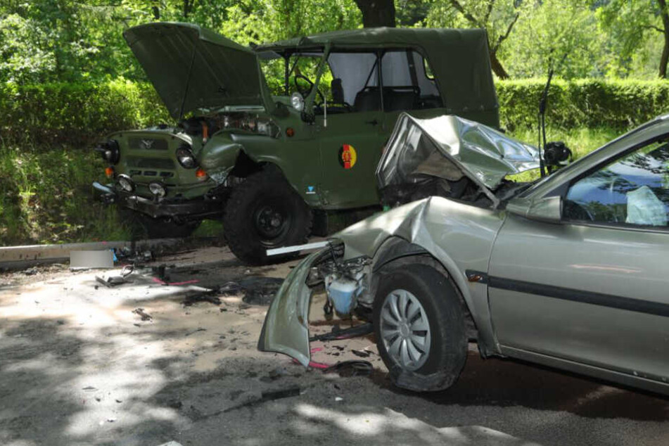 Die vier Insassen des Militärfahrzeugs wurden schwer verletzt.