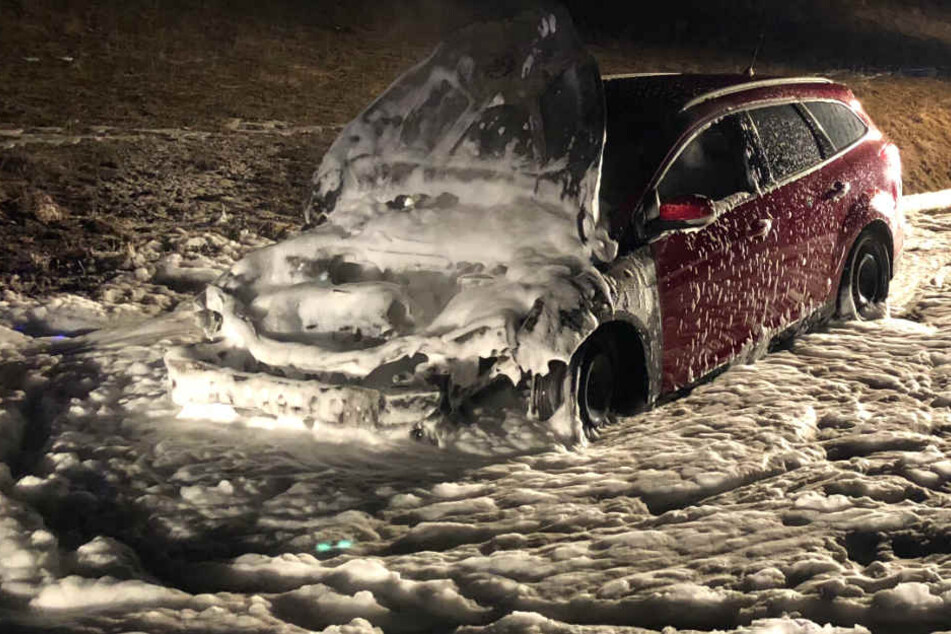 Die Feuerwehr konnte den Wagen schnell löschen.