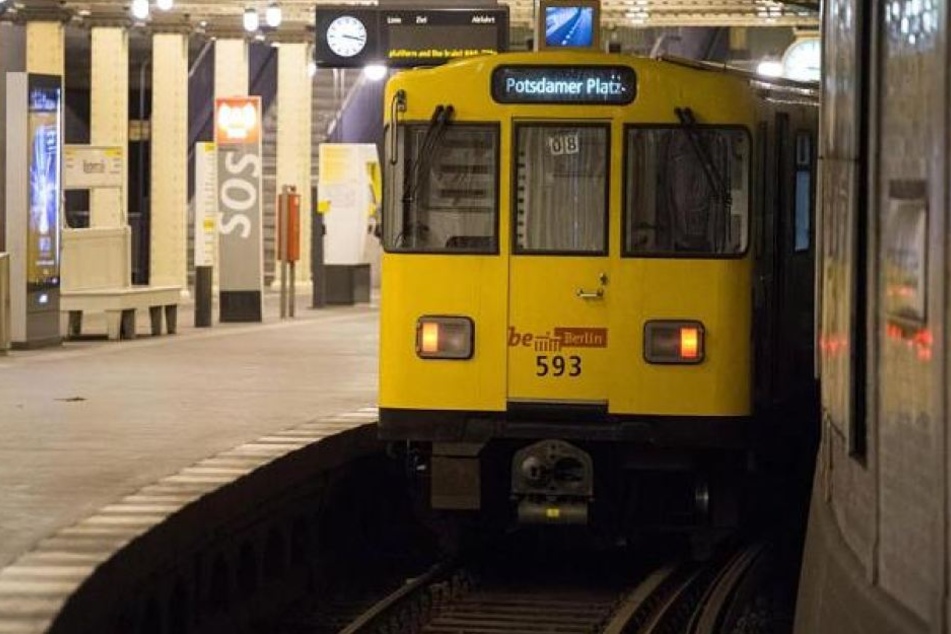 Eine U-Bahn hatte einem Mann in Berlin in der Nacht zum Samstag ein Bein abgerissen. (Symbolbild)