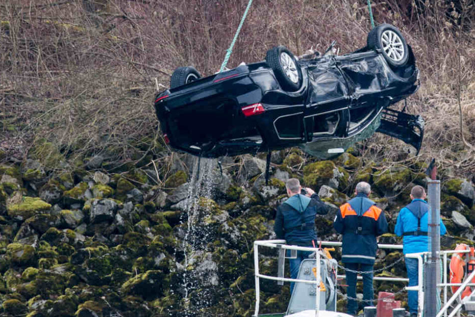 Der Fahrer konnte sich noch bevor das Auto vollständig versank, aus dem Wagen befreien (Symbolbild).