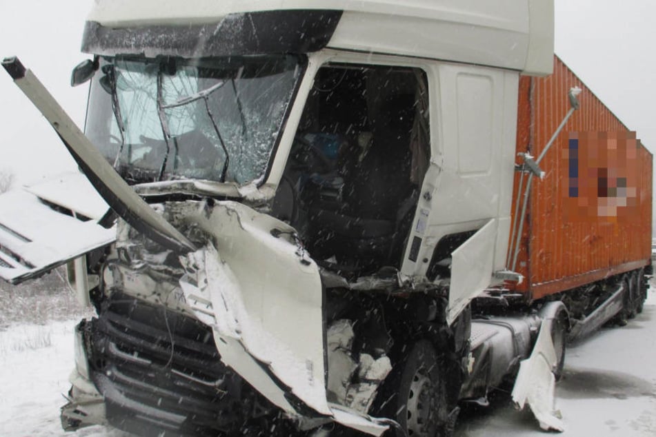 Der Lkw wurde durch den Unfall komplett zerstört.