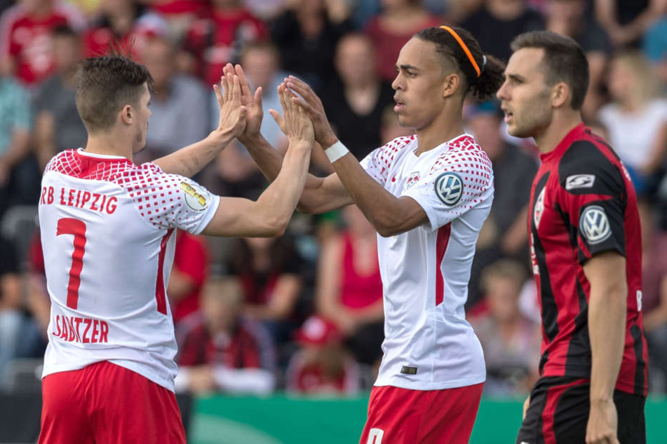 Yussuf Poulsens (M.) Einsatz am Sonntag gegen Freiburg ist fraglich. Marcel Sabitzer (l.) könnte in den Sturm rücken.