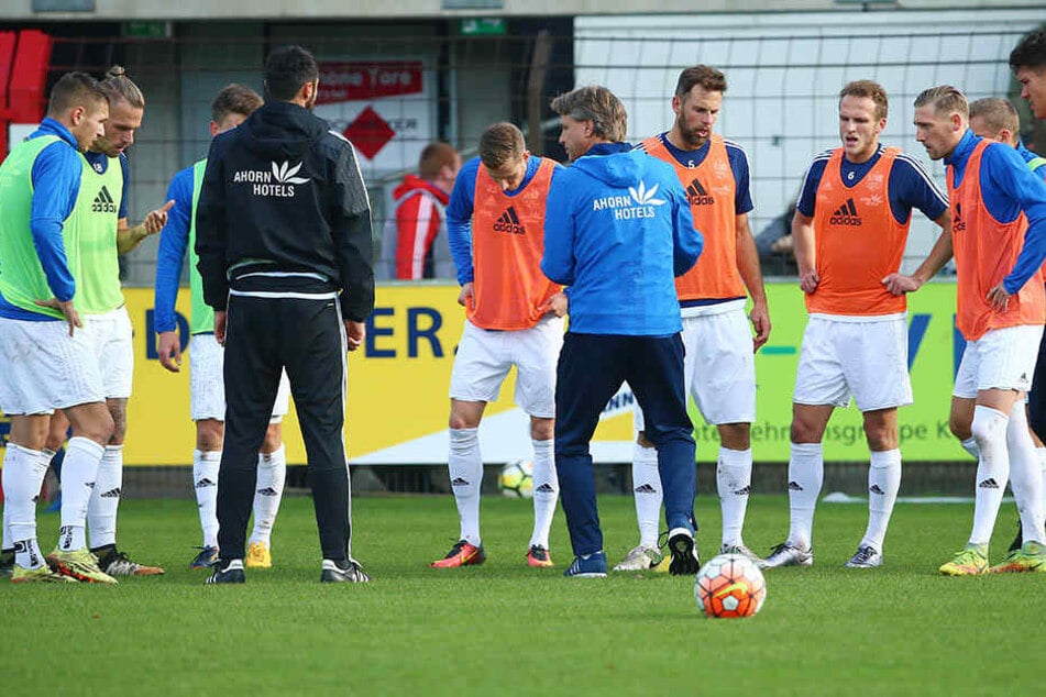 CFC-Trainer Horst Steffen (M.)
stellt sich nicht nur sprichwörtlich vor seine Mannschaft und bittet um
Geduld.