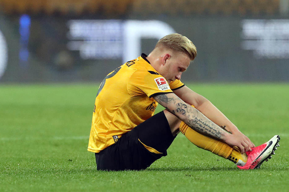 Nur acht Einsätze in der ganzen Saison - enttäuscht sitzt Marcel Hilßner auf dem Rasen.