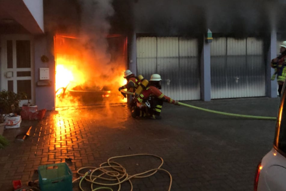 Die Feuerwehr im Kampf gegen die Flammen.