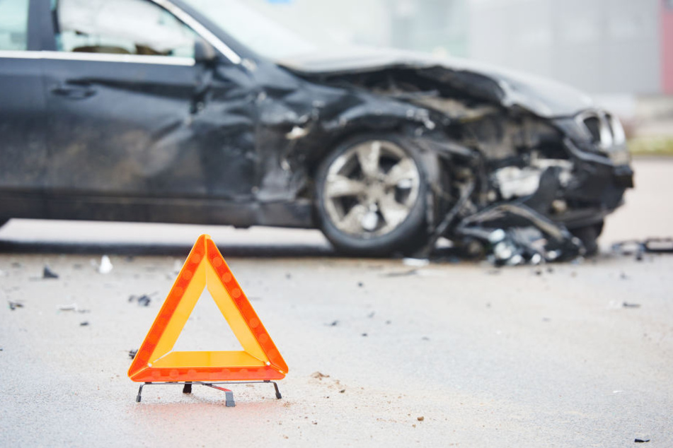 Nach dem Zusammenstoß der Fahrzeuge mussten beide Insassen notärztlich versorgt werden. Der Audi-Fahrer starb wenig später im Krankenhaus. (Symbolbild)