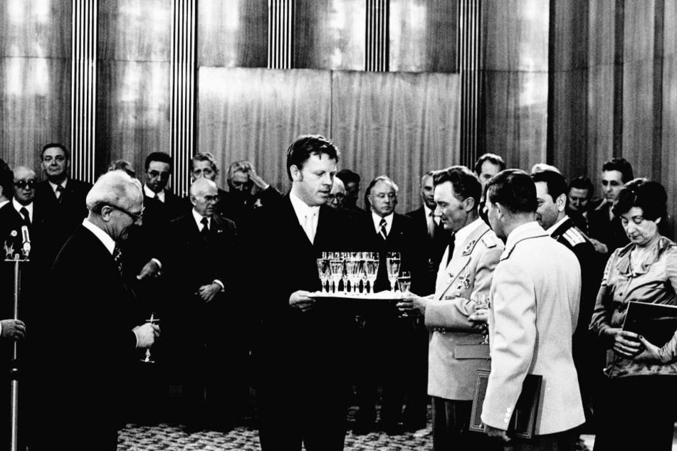 Lothar Herzog (Mitte) beim Empfang von Sigmund Jähn (rechts). Links zu sehen: Erich Honecker.