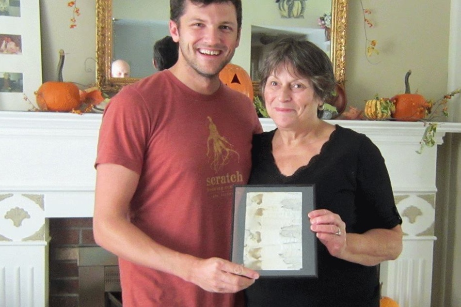Paula Pierce (re.) erhält von Clint Buffington in ihrem Haus in Hampton (New Hampshire) die Flaschenpost ihres Vaters.