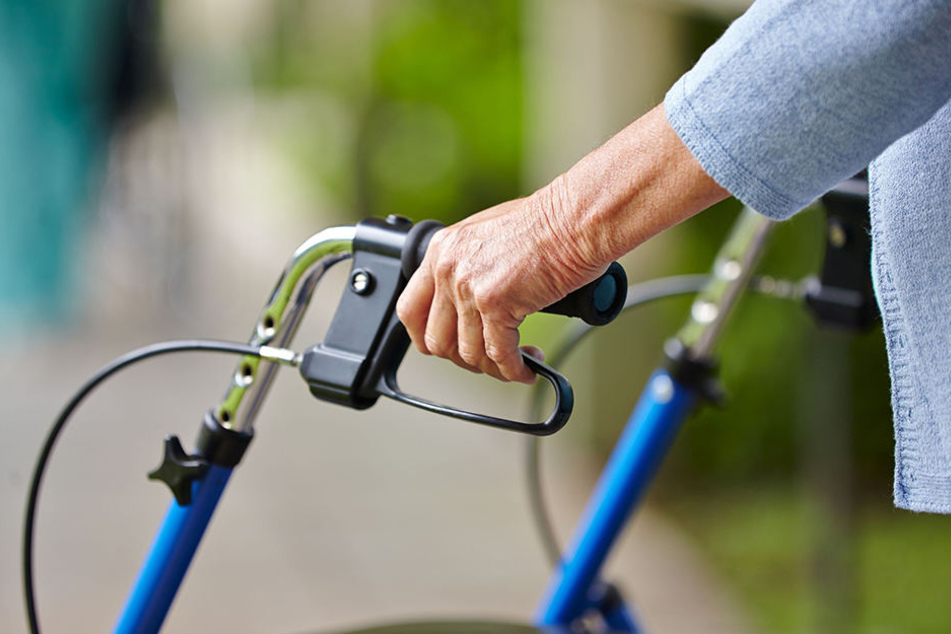 Eine Rollatorfahrerin (83) hatte den Rollstuhlfahrer versehentlich angefahren. Der 68-Jährige beschimpfte die Frau und griff sie dann an.