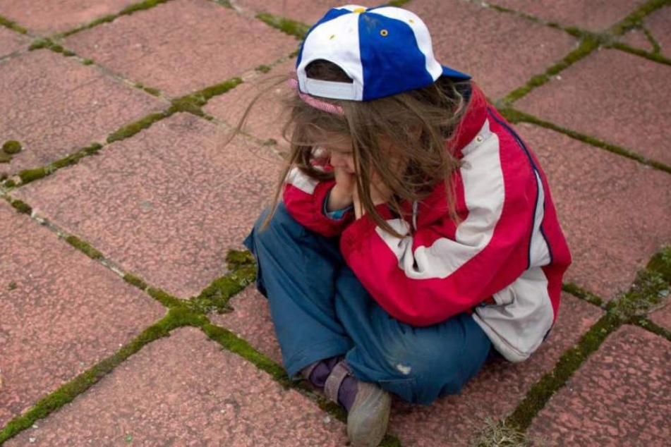 Der kleine Luca wurde von dem Freund seiner Mutter zu Tode misshandelt. Die Frau hatte die Tat zugelassen. Jetzt stehen beide vor Gericht. (Symbolbild)