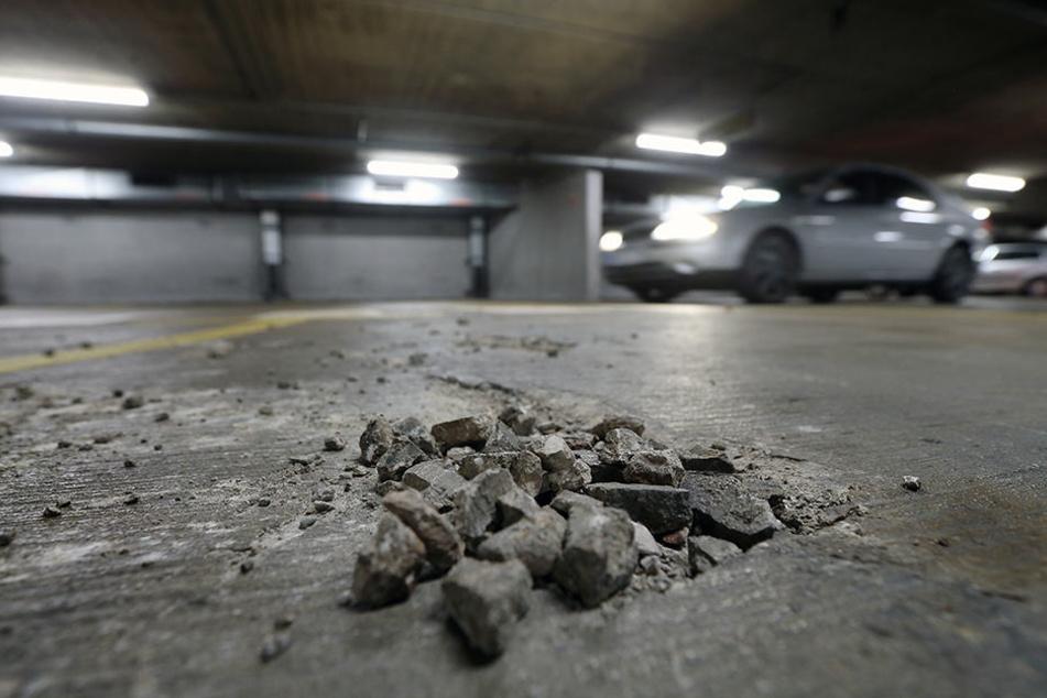 In der Tiefgarage Daltropstraße bröckelt der Beton vor sich hin.