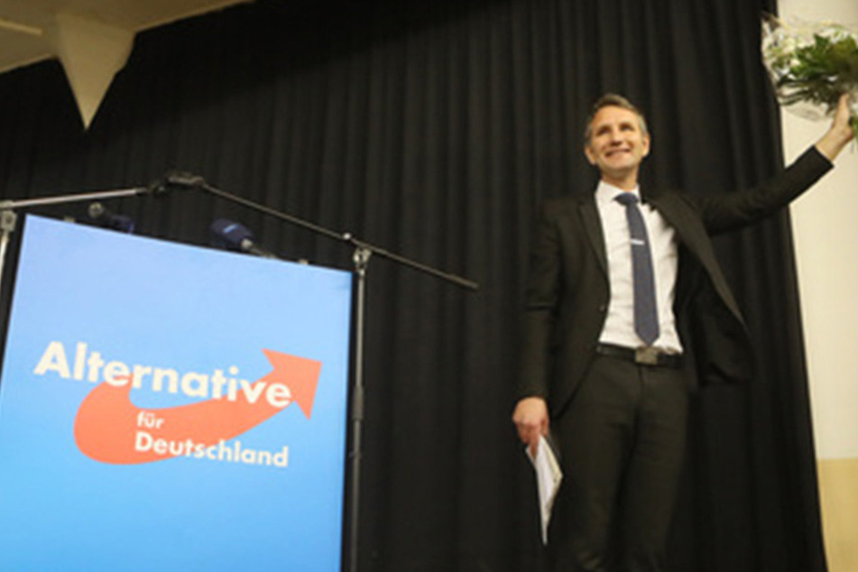 Björn Höcke bekam auf dem Landesparteitag Blumen überreicht.