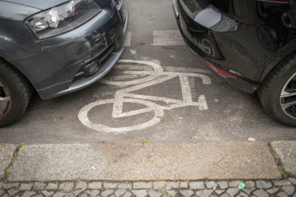 Ein alltäglicher Anblick auf Berlin Straßen: Ein zugeparkter Radweg.