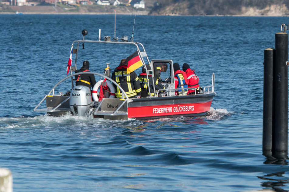 Die Feuerwehr Glücksburg sucht seit Mittwochmorgen mit einem Boot die Flensburger Förde nach der vermissten Person ab.