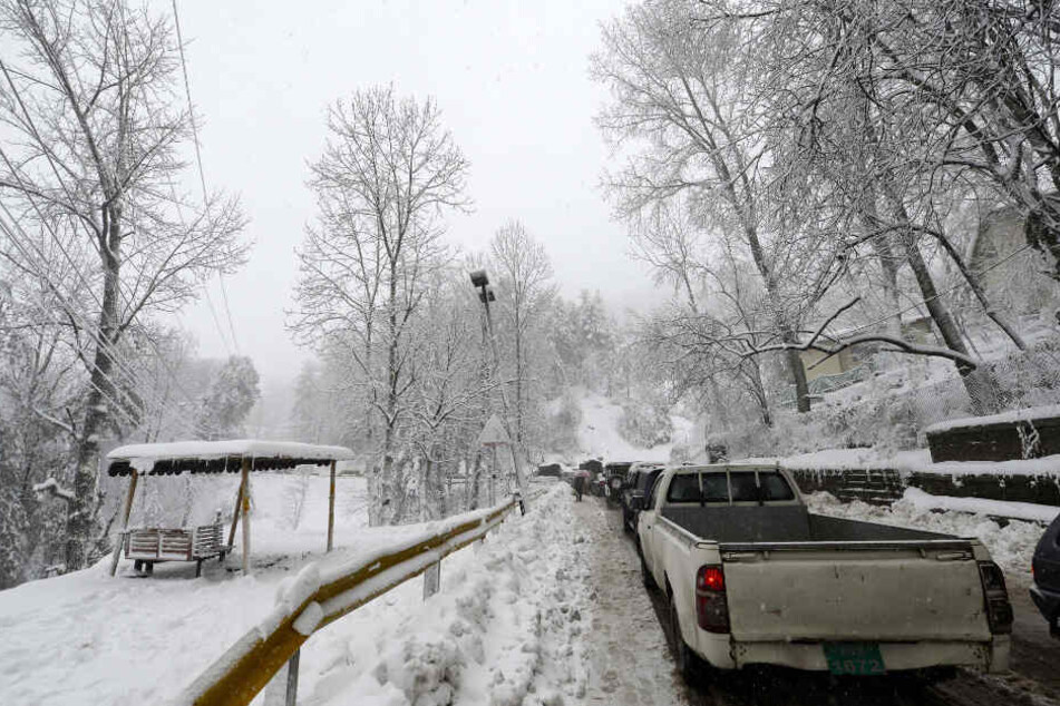 Fahrzeuge stecken während starker Schneefälle in Murree, etwa 60 Kilometer nördlich von Islamabad, auf einer Straße fest.