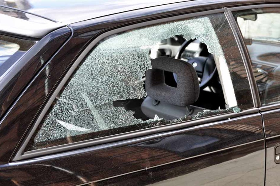 Bei mehreren Autos wurden die Scheiben eingeschlagen.