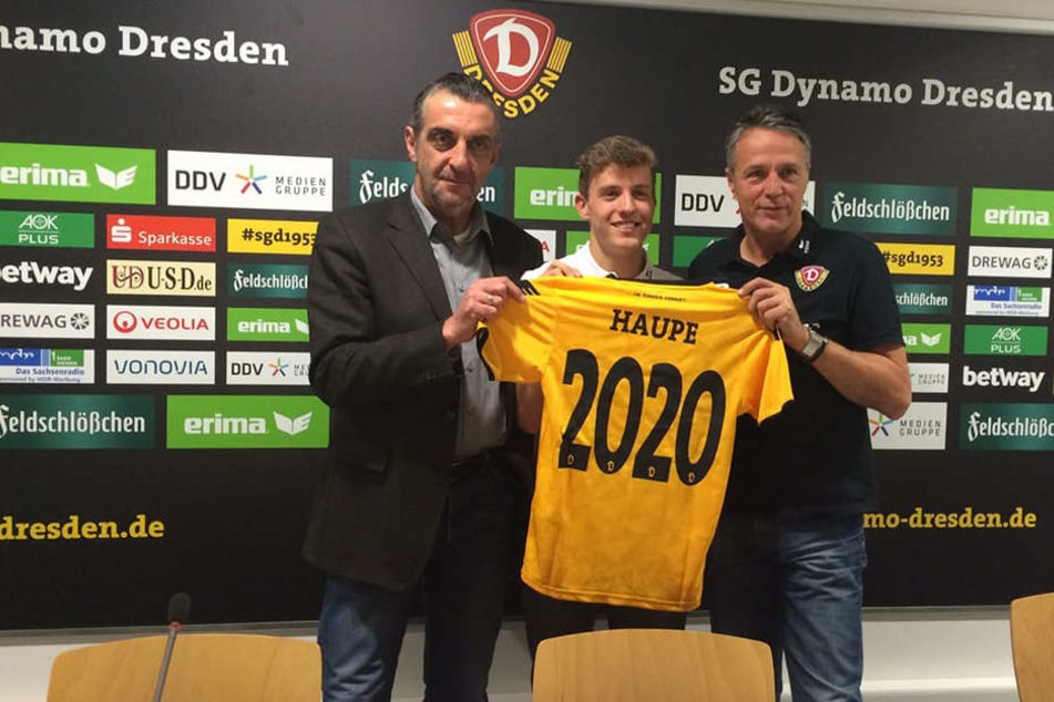 Niklas Hauptmann (M.) mit Sportdirektor Ralf Minge (l.) und Trainer Uwe
Neuhaus.