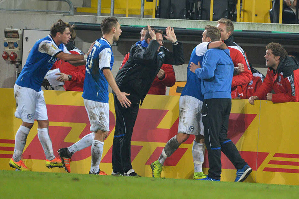 Der Torschütze Hemlein und Interims-Coach Rump liegen sich nach der Führung in den Armen.