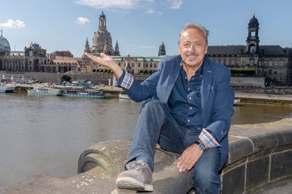 Wolfgang Stumph posiert vor der Silhouette seines geliebten Dresdens.