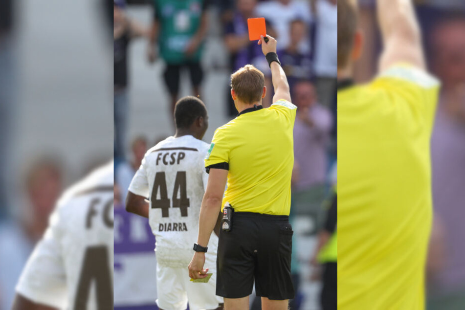 Schiedsrichter Martin Petersen zeigt Youba Diarra die rote Karte.