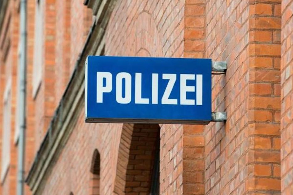Die betrunkene Frau parkte ihr Auto direkt vor der Polizeiwache. (Symbolbild)