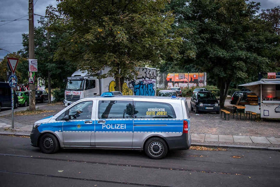 Tag und Nacht bewacht die Polizei den Basketballplatz am Connewitzer Kreuz.
