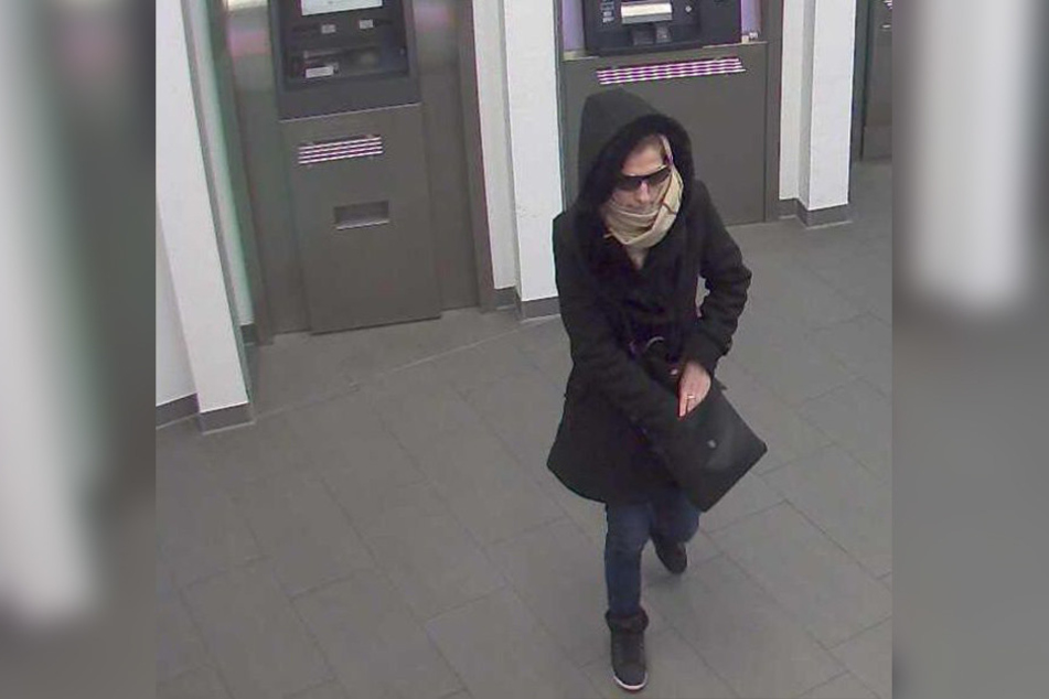 Diese Frau soll mit einer gestohlenen EC-Karte Geld von einem fremden Konto abgehoben.