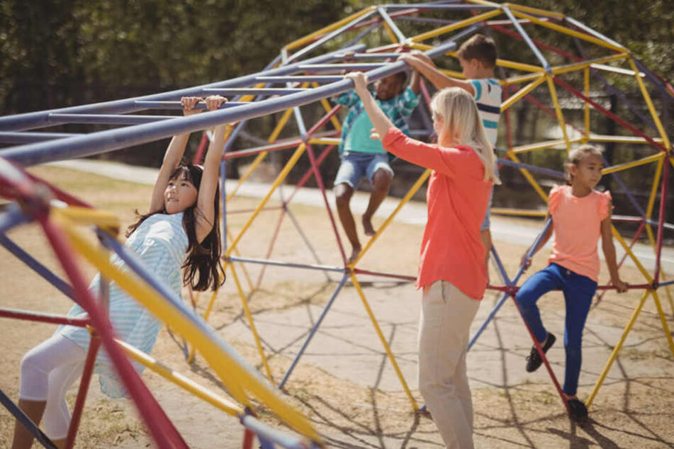 Der Mann versteckte sich im Gebüsch und spielte an sich herum, während er die Schüler beobachtete. (Symbolbild)
