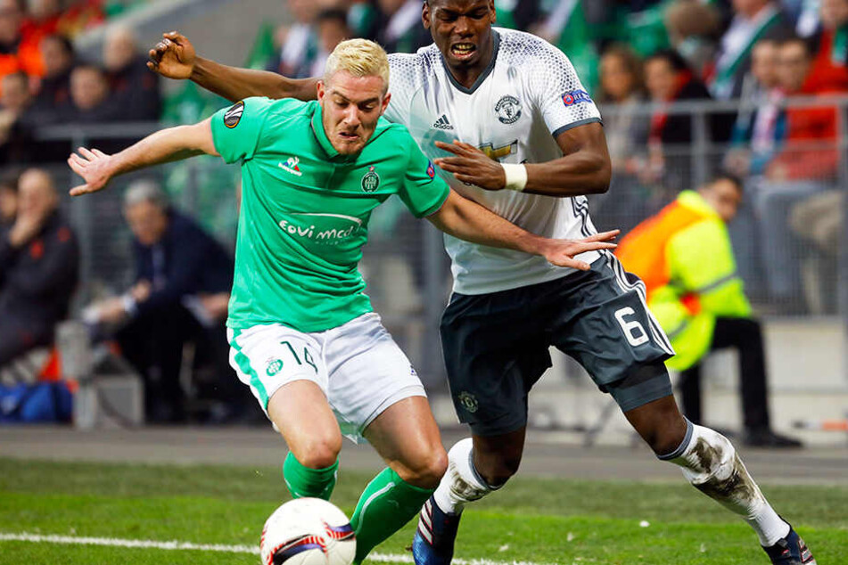 Jordan Veretout (l.), hier noch im Trikot von AS Saint Etienne, im Duell mit Manchester Uniteds Paul Pogba.