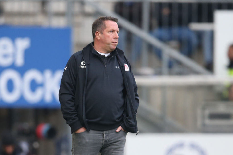 Trainer Markus Kauczinski steht mit dem FC St. Pauli nach zwölf Spieltagen auf Platz 2 der Tabelle in der 2. Fußball-Bundesliga (Archivbild).