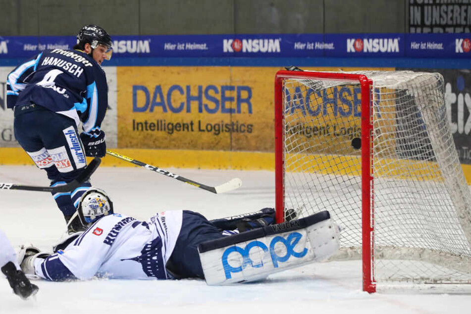 Steven Hanusch überwindet Kassels Goalie Leon Hungerecker zum 1:0 für die Eislöwen.