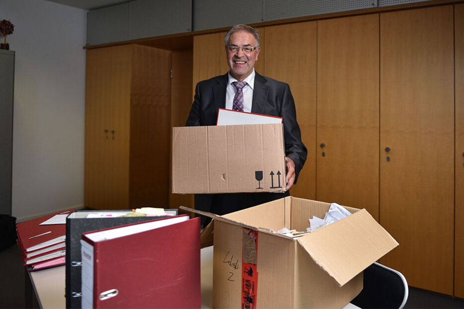 Nach fast 30 Jahren muss der Politiker Kisten packen. Bartl will weiter als Anwalt arbeiten - und macht künftig Politik im Chemnitzer Stadtrat.