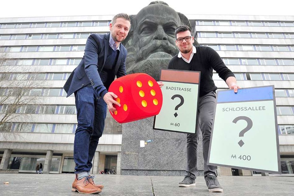 Feiner Zug! Florian Freitag (30) und Lukas Lenk (22, gr.F., v.l.) von der Zwickauer Agentur "Polar1" setzen Chemnitz aufs Monopoly-Spiel