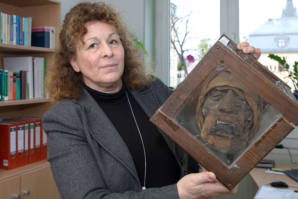 Schulleiterin Jeanette Ittermann hat jetzt Gewissheit: Der mumifizierte Kopf aus dem Schulfundus stammt tatsächlich aus dem alten Ägypten