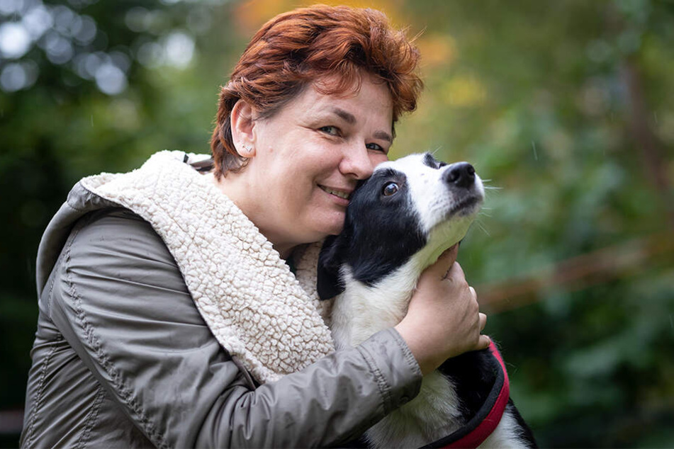 Glückliches Wiedersehen nach mehr als einem Jahr: Kerstin Gräßler (51) kann ihre Hündin Laiza (10) wieder in die Arme schließen.