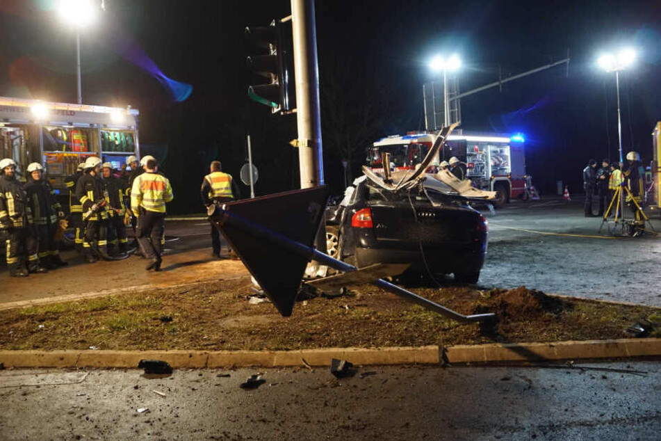 Der Audi fuhr auf die Verkehrsinsel und prallte gegen den Ampelmast.
