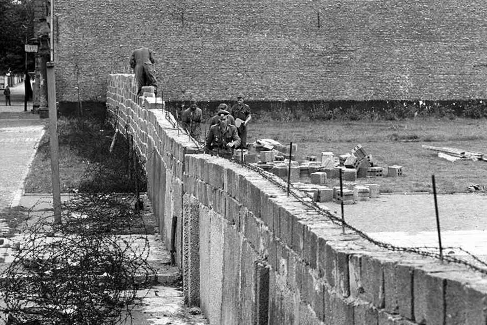 Volkspolizisten und Bauarbeiter errichteten gemeinsam den antifaschistischen Schutzwall.